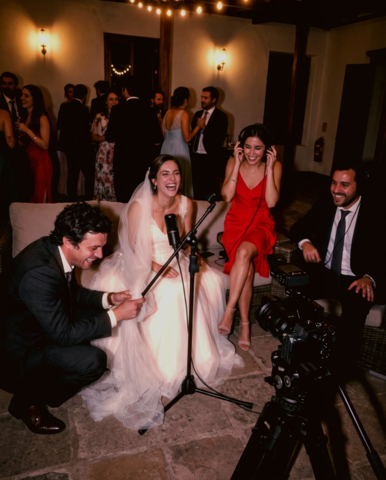 Los novios y sus amigos al micrófono en una casona de campo — recreación del ambiente Speak Now.